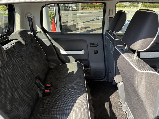 前後のシート間隔を余裕を持たせることでゆったり座れる後席となっております♪