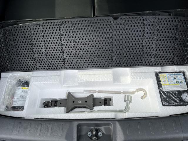 トランクルームには工具とパンク修理キットがあります。