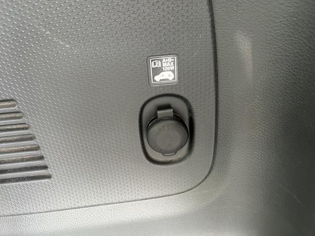 荷室にも便利なアクセサリーソケットがあります。