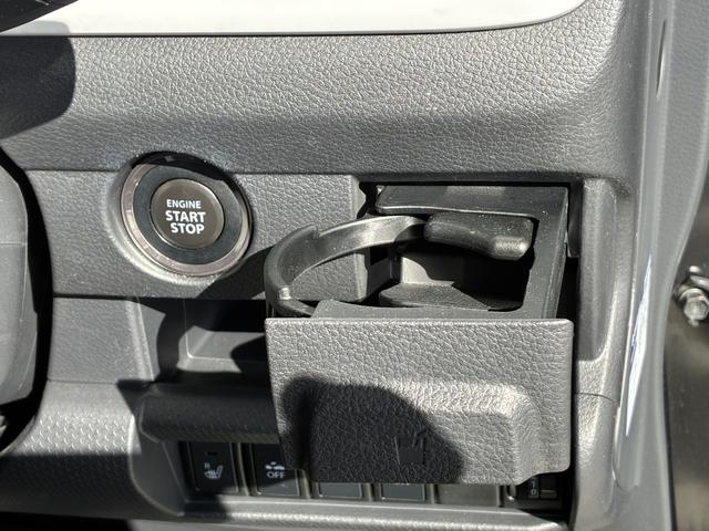 運転席のドリンクホルダーです。