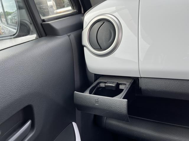 助手席のドリンクホルダーです。