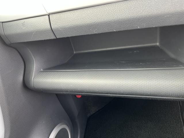 ティッシュボックスが置けるインパネトレーです。