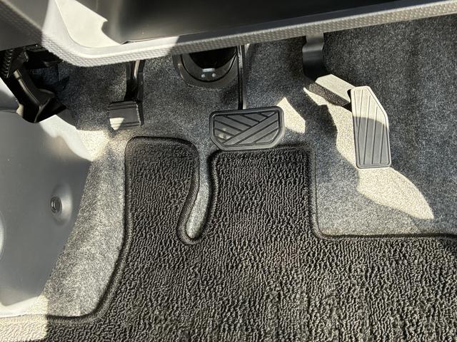 足踏み式のサイドブレーキです。