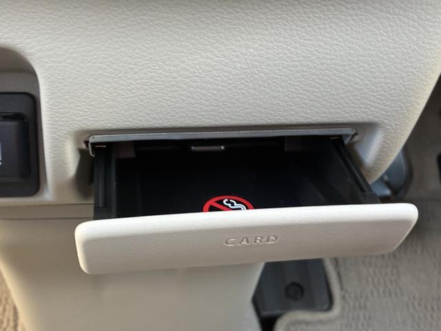 �U��΂��Ď��[���Ă��܂��J�[�h���A�ꂩ���ɂ܂Ƃ߂Ēu����J�[�h�z���_�[�ł��B