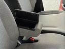 前席シートの間にはアームレスト付いてます!中は収納としてお使いいただけます!