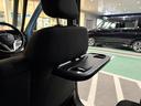 後部座席には折り畳み式のパーソナルテーブルを装備!
