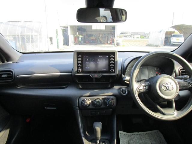 ヤリス Ｘ　ＥＴＣ　バックカメラ　ナビ　クリアランスソナー　レーンアシスト　衝突被害軽減システム　オートマチックハイビーム　スマートキー　ＣＶＴ　盗難防止システム　衝突安全ボディ　記録簿　ＡＢＳ　ＥＳＣ　ＵＳＢ（2枚目）