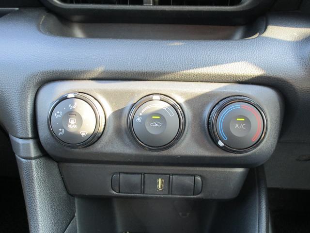 ヤリス Ｘ　ＥＴＣ　バックカメラ　ナビ　クリアランスソナー　レーンアシスト　衝突被害軽減システム　オートマチックハイビーム　スマートキー　ＣＶＴ　盗難防止システム　衝突安全ボディ　記録簿　ＡＢＳ　ＥＳＣ　ＵＳＢ（11枚目）