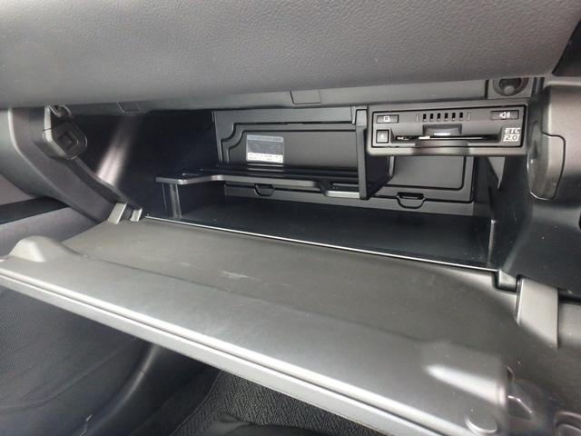 ＵＸ ＵＸ２００　Ｆスポーツ　サンルーフ　ＥＴＣ２．０　ナビ　リアカメラ　スマートキー　プッシュスタート　衝突防止軽減ブレーキ　ＬＥＤヘッドライト　レーンサポート　ソナー　クルーズコントロール　ハンドルシフト　パワーゲート（53枚目）