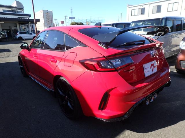 シビック タイプＲ　登録済未使用車　ＥＴＣ２．０　ナビ　リアカメラ　スマートキー　プッシュスタート　衝突防止軽減ブレーキ　ＬＥＤヘッドライト　６ＭＴ　レーンサポート　ソナー　クルーズコントロール　オートライト（4枚目）