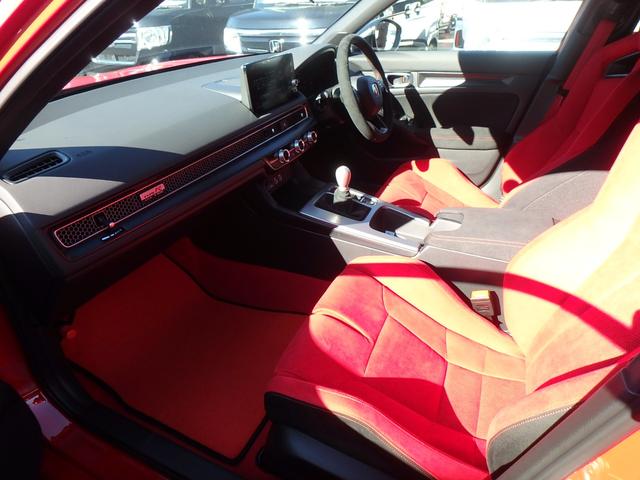 シビック タイプＲ　登録済未使用車　ＥＴＣ２．０　ナビ　リアカメラ　スマートキー　プッシュスタート　衝突防止軽減ブレーキ　ＬＥＤヘッドライト　６ＭＴ　レーンサポート　ソナー　クルーズコントロール　オートライト（13枚目）