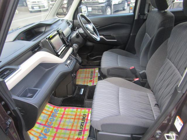 セパレートシートですがインパネシフト採用の為足元広々です。