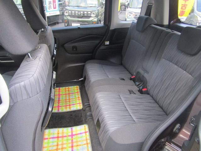 前後のシート間隔を余裕を持たせることでゆったり座れる後席となっております♪