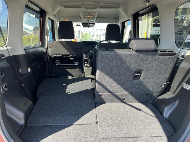 後部座席は分割可倒式だから様々なシートアレンジが楽しめます♪