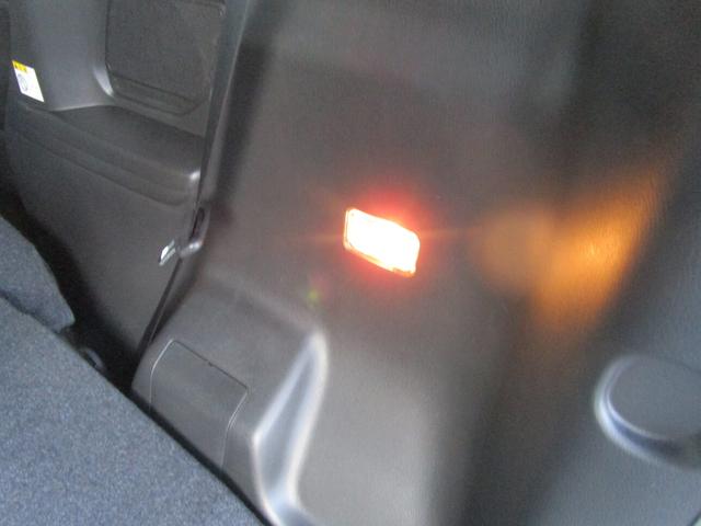 夜の荷室を明るくするラゲッジルーランプです。