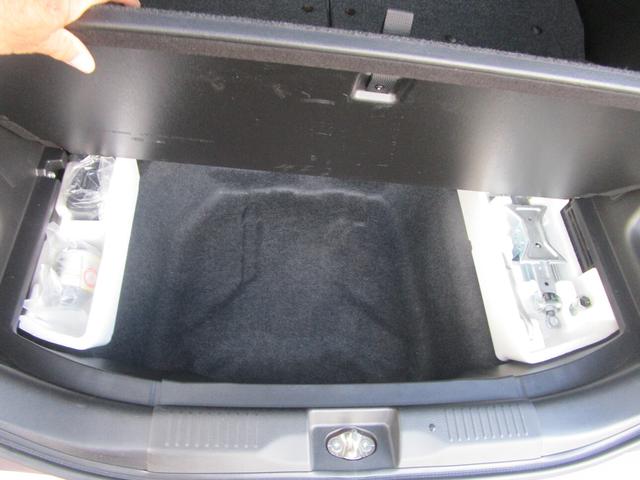 トランクルームには工具とパンク修理キットがあります。