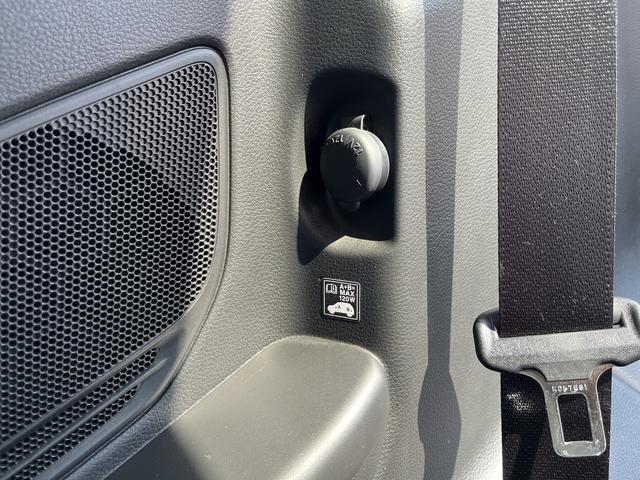 リアクォーターポケットには便利なアクセサリーソケットがあります。