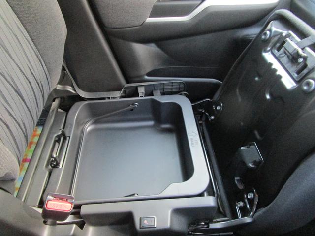 助手席の下にも収納スペースが？！色々な用途にお使いください♪