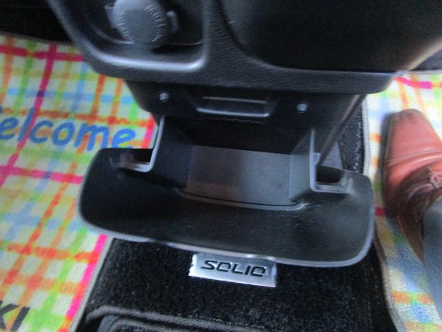 リッド付きのインパネアッパーボックスです！停車中には簡易テーブルとしてお使いいただけます♪