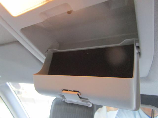 頭上には眼鏡などが入れられるオーバーヘッドコンソールも装備☆