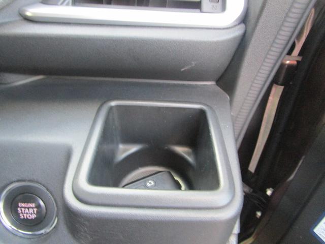 運転席のドリンクホルダーです。