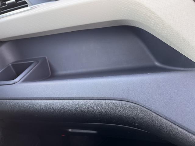 ティッシュボックスが置けるインパネトレーです。
