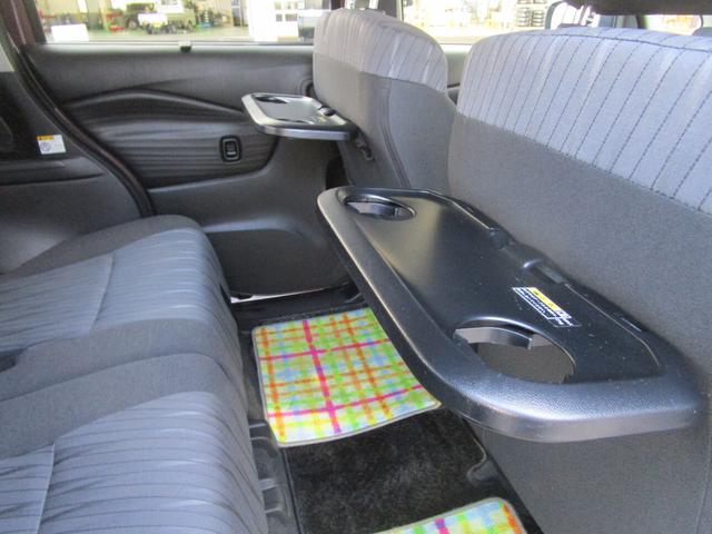 後部座席には折り畳み式のパーソナルテーブルを装備！