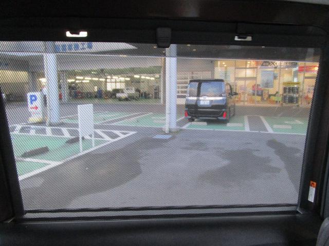 後部座席ドアには直接日光を防いでくれるロールサンシェード内蔵☆