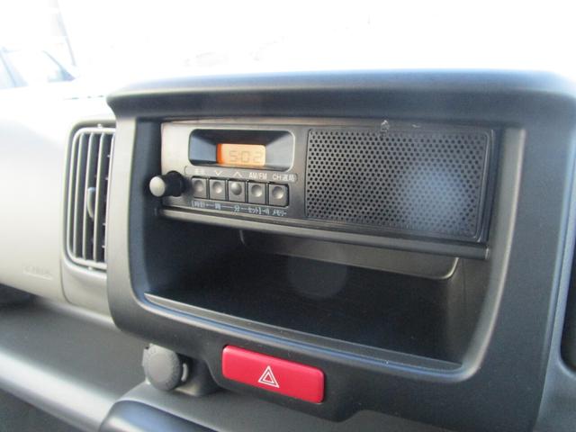 エブリイ ＰＡリミテッド　４ＷＤ　衝突被害軽減ブレーキ　４ＷＤ　アイドリングストップ　ＣＶＴ　ＡＭ／ＦＭラジオ　マニュアルエアコン　パワステ　パワーウィンドウ　キーレスエントリー　オートライト　両側スライドドア　スモークガラス　ＥＳＰ（5枚目）