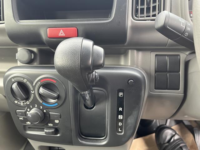 エブリイ ＰＡリミテッド　４ＷＤ　衝突被害軽減ブレーキ　４ＷＤ　アイドリングストップ　ＣＶＴ　ＡＭ／ＦＭラジオ　マニュアルエアコン　パワステ　パワーウィンドウ　キーレスエントリー　オートライト　両側スライドドア　スモークガラス　ＥＳＰ（6枚目）