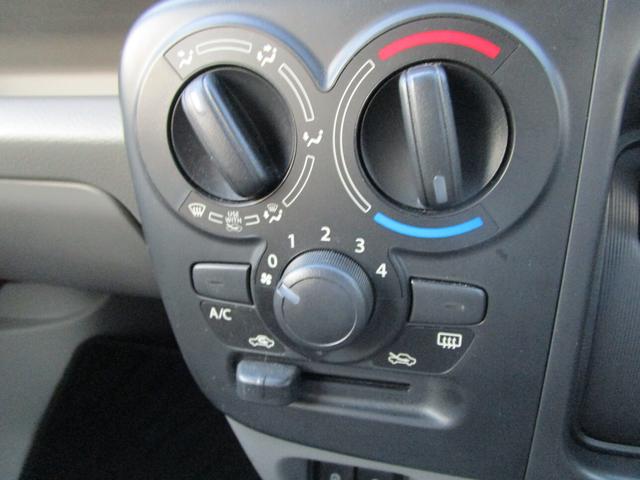 エブリイ ＰＡリミテッド　４ＷＤ　衝突被害軽減ブレーキ　４ＷＤ　アイドリングストップ　ＣＶＴ　ＡＭ／ＦＭラジオ　マニュアルエアコン　パワステ　パワーウィンドウ　キーレスエントリー　オートライト　両側スライドドア　スモークガラス　ＥＳＰ（7枚目）