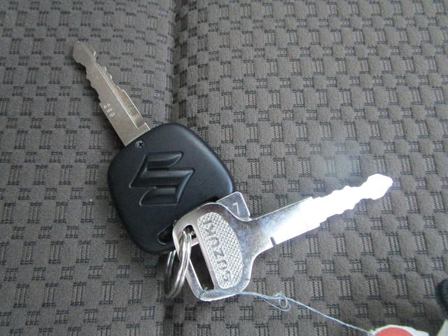 エブリイ ＰＡリミテッド　４ＷＤ　衝突被害軽減ブレーキ　４ＷＤ　アイドリングストップ　ＣＶＴ　ＡＭ／ＦＭラジオ　マニュアルエアコン　パワステ　パワーウィンドウ　キーレスエントリー　オートライト　両側スライドドア　スモークガラス　ＥＳＰ（18枚目）