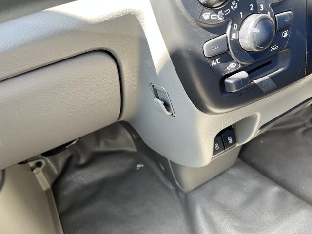 エブリイ ＰＡリミテッド　４ＷＤ　衝突被害軽減ブレーキ　４ＷＤ　アイドリングストップ　ＣＶＴ　ＡＭ／ＦＭラジオ　マニュアルエアコン　パワステ　パワーウィンドウ　キーレスエントリー　オートライト　両側スライドドア　スモークガラス　ＥＳＰ（29枚目）