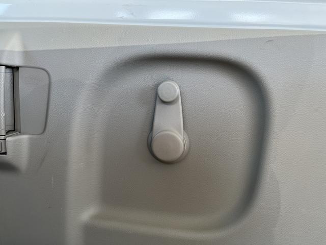 エブリイ ＰＡリミテッド　４ＷＤ　衝突被害軽減ブレーキ　４ＷＤ　アイドリングストップ　ＣＶＴ　ＡＭ／ＦＭラジオ　マニュアルエアコン　パワステ　パワーウィンドウ　キーレスエントリー　オートライト　両側スライドドア　スモークガラス　ＥＳＰ（45枚目）