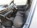 フロントシートはベンチシートです。インパネシフトで足元は広々。運転席と助手席はウォークスルーできます。