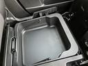 助手席の下にも収納スペースが?!色々な用途にお使いください♪