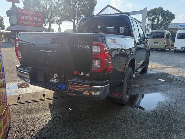 ハイラックス Ｚ　革シート　キーレス　フルセグ　ナビ＆ＴＶ　１７アルミホイール　ディーゼル　エアバッグ　オートマ　フル装備　ＥＴＣ　バックカメラ　スマートキー（3枚目）