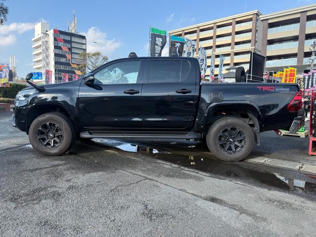 ハイラックス Ｚ　革シート　キーレス　フルセグ　ナビ＆ＴＶ　１７アルミホイール　ディーゼル　エアバッグ　オートマ　フル装備　ＥＴＣ　バックカメラ　スマートキー（7枚目）