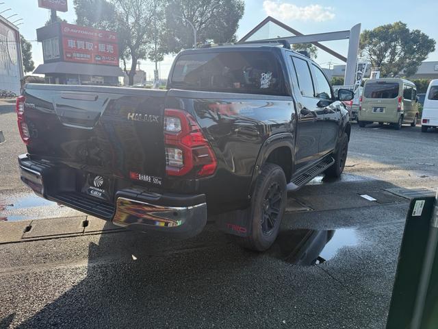 ハイラックス Ｚ　革シート　キーレス　フルセグ　ナビ＆ＴＶ　１７アルミホイール　ディーゼル　エアバッグ　オートマ　フル装備　ＥＴＣ　バックカメラ　スマートキー（8枚目）