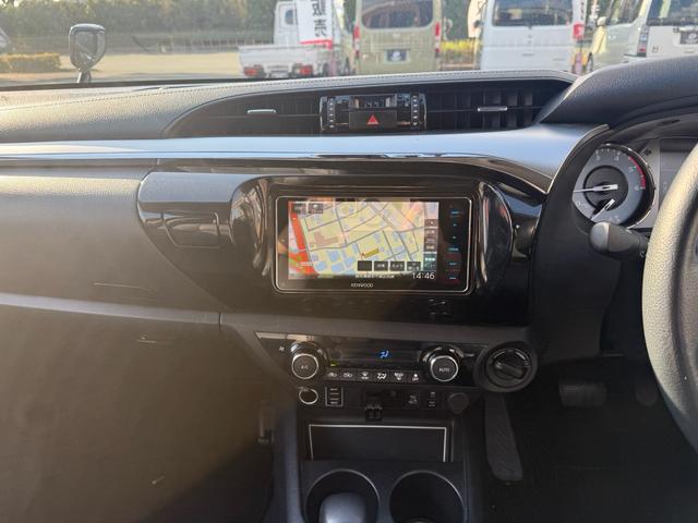 ハイラックス Ｚ　革シート　キーレス　フルセグ　ナビ＆ＴＶ　１７アルミホイール　ディーゼル　エアバッグ　オートマ　フル装備　ＥＴＣ　バックカメラ　スマートキー（10枚目）