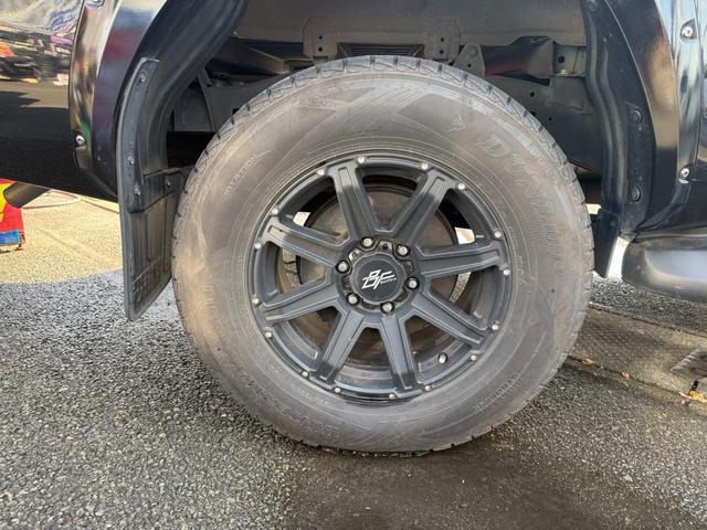 ハイラックス Ｚ　革シート　キーレス　フルセグ　ナビ＆ＴＶ　１７アルミホイール　ディーゼル　エアバッグ　オートマ　フル装備　ＥＴＣ　バックカメラ　スマートキー（20枚目）