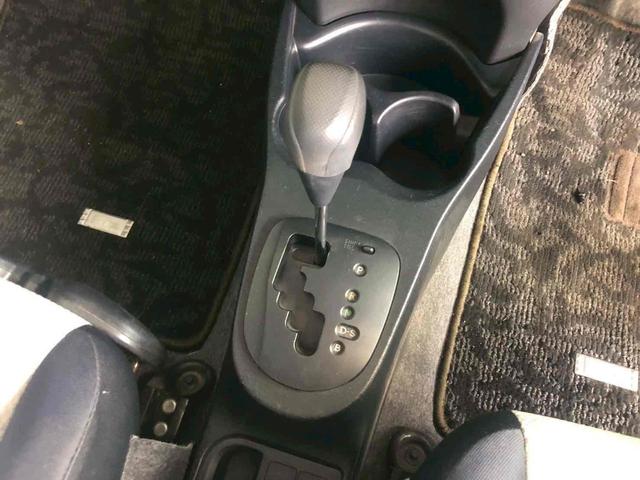 ヴィッツ Ｆ　アルミホイール　ＨＩＤ　キーレスエントリー　電動格納ミラー　ＣＶＴ　展示・試乗車　衝突安全ボディ　ＡＢＳ　ＣＤ　エアコン　パワーステアリング　パワーウィンドウ（6枚目）