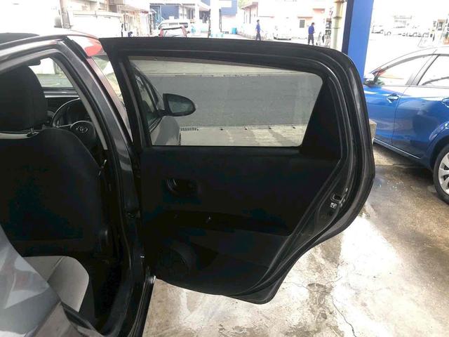 ヴィッツ Ｆ　アルミホイール　ＨＩＤ　キーレスエントリー　電動格納ミラー　ＣＶＴ　展示・試乗車　衝突安全ボディ　ＡＢＳ　ＣＤ　エアコン　パワーステアリング　パワーウィンドウ（28枚目）