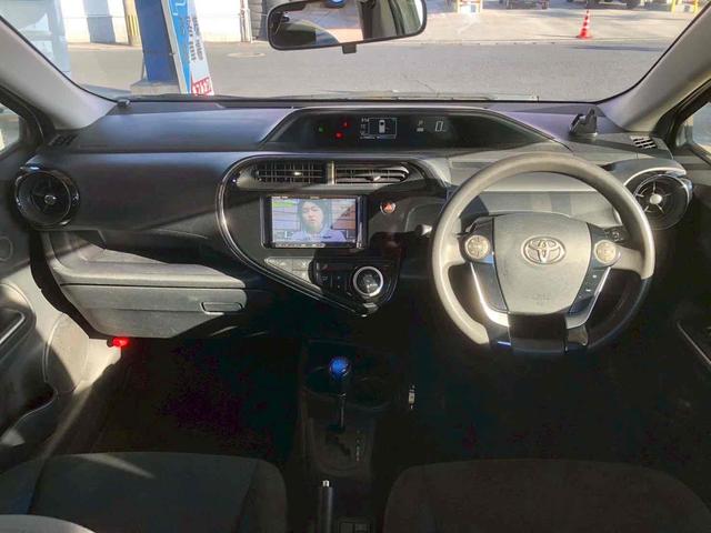 アクア Ｓ　ＥＴＣ　バックカメラ　ＴＶ　オートライト　スマートキー　電動格納ミラー　ＣＶＴ　盗難防止システム　衝突安全ボディ　ＡＢＳ　ＥＳＣ　ＣＤ　ＤＶＤ再生　ＵＳＢ　Ｂｌｕｅｔｏｏｔｈ　エアコン（2枚目）