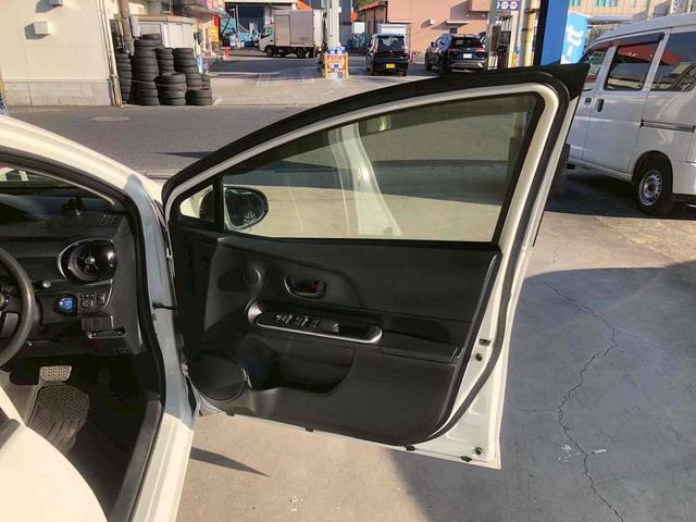 アクア Ｓ　ＥＴＣ　バックカメラ　ＴＶ　オートライト　スマートキー　電動格納ミラー　ＣＶＴ　盗難防止システム　衝突安全ボディ　ＡＢＳ　ＥＳＣ　ＣＤ　ＤＶＤ再生　ＵＳＢ　Ｂｌｕｅｔｏｏｔｈ　エアコン（27枚目）