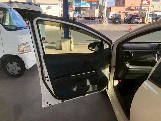 アクア Ｓ　ＥＴＣ　バックカメラ　ＴＶ　オートライト　スマートキー　電動格納ミラー　ＣＶＴ　盗難防止システム　衝突安全ボディ　ＡＢＳ　ＥＳＣ　ＣＤ　ＤＶＤ再生　ＵＳＢ　Ｂｌｕｅｔｏｏｔｈ　エアコン（31枚目）