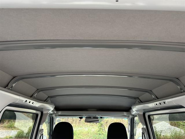 ハイゼットカーゴ 　４ＷＤ　ＡＴ　衝突被害軽減システム　ＥＴＣ　ナビ　バックカメラ　両側スライドドア　アイドリングストップ　オートマチックハイビーム　ＥＳＣ　エアコン　パワーステアリング　パワーウィンドウ（16枚目）
