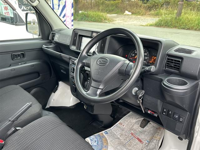 ハイゼットカーゴ 　４ＷＤ　ＡＴ　衝突被害軽減システム　ＥＴＣ　ナビ　バックカメラ　両側スライドドア　アイドリングストップ　オートマチックハイビーム　ＥＳＣ　エアコン　パワーステアリング　パワーウィンドウ（26枚目）