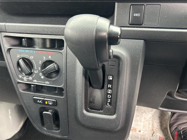 ハイゼットカーゴ 　４ＷＤ　ＡＴ　衝突被害軽減システム　ＥＴＣ　ナビ　バックカメラ　両側スライドドア　アイドリングストップ　オートマチックハイビーム　ＥＳＣ　エアコン　パワーステアリング　パワーウィンドウ（37枚目）