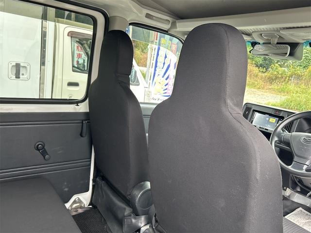 ハイゼットカーゴ 　４ＷＤ　ＡＴ　衝突被害軽減システム　ＥＴＣ　ナビ　バックカメラ　両側スライドドア　アイドリングストップ　オートマチックハイビーム　ＥＳＣ　エアコン　パワーステアリング　パワーウィンドウ（49枚目）